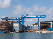 Installation d’une grue à portique bipoutre sur le chantier Naval de Balenciaga